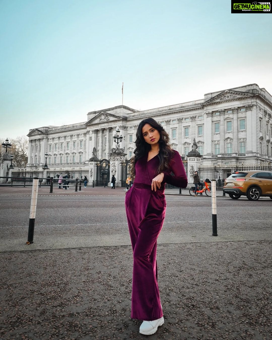Harshika Poonacha Instagram - Phone Clicks by @snabhi of @harshikapoonachaofficial posing at #BuckinghamPalace #London Buckingham Palace, London