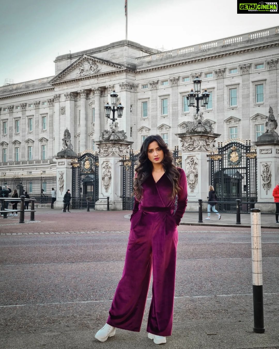 Harshika Poonacha Instagram - Phone Clicks by @snabhi of @harshikapoonachaofficial posing at #BuckinghamPalace #London Buckingham Palace, London