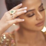 Helly Shah Instagram - फ़लक तक चल साथ मेरे ✨ . . . . 💄@nehaadhvikmahajan 👗@sudhirbhaisareewala 💍@jagdishjewellerschandigarh 📸 @knotsbyamp