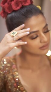 Helly Shah Instagram - फ़लक तक चल साथ मेरे ✨
.
.
.
.
💄@nehaadhvikmahajan 
👗@sudhirbhaisareewala 
💍@jagdishjewellerschandigarh 
📸 @knotsbyamp