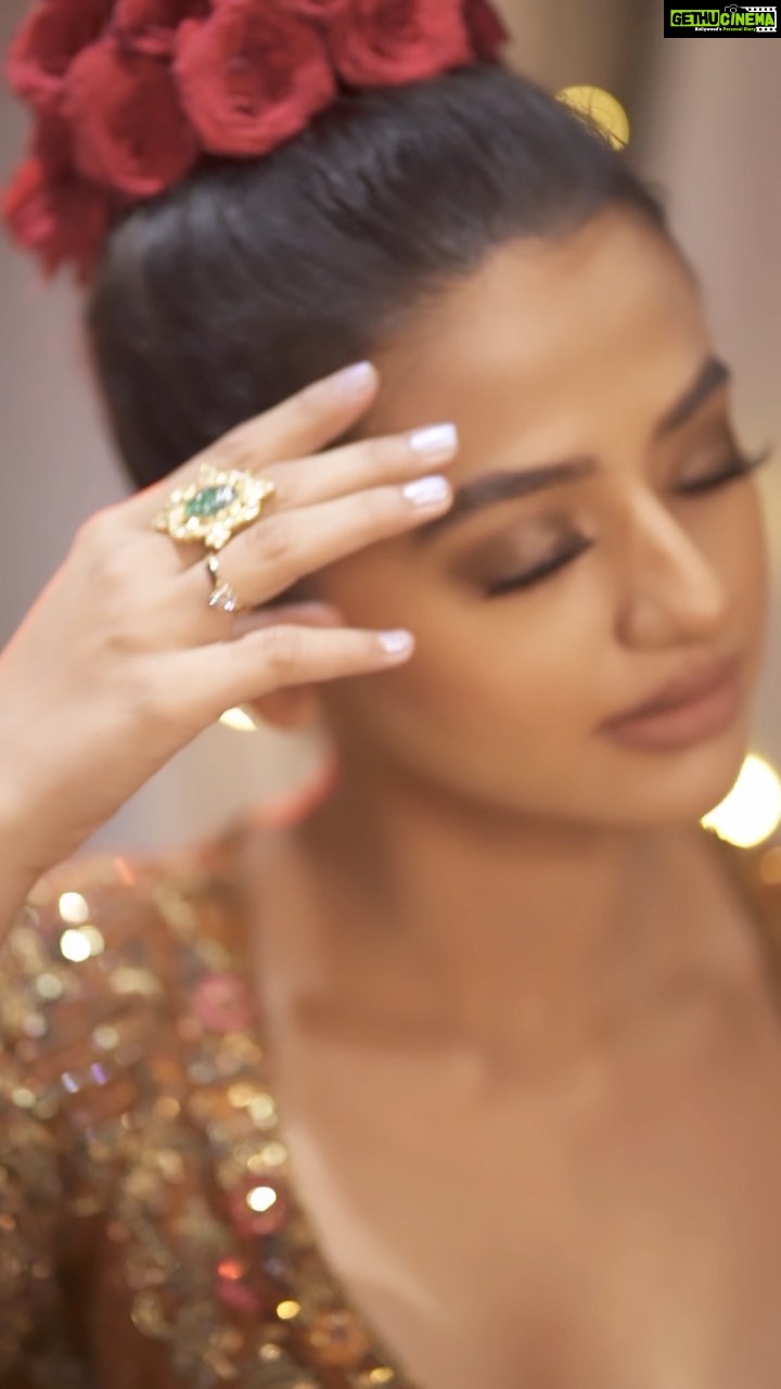 Helly Shah - 363K Likes - फ़लक तक चल साथ मेरे ✨
.
.
.
.
💄@nehaadhvikmahajan
👗@sudhirbhaisareewala
💍@jagdishjewellerschandigarh
📸 @knotsbyamp