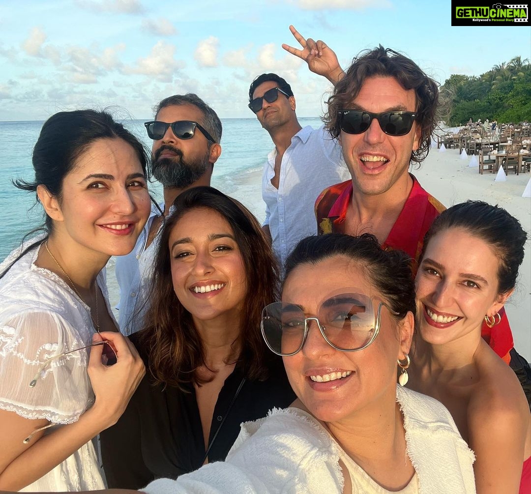 Ileana D'Cruz Instagram - Sunshine, cocktails, and a bit of birthday cake ♥️ ✨
