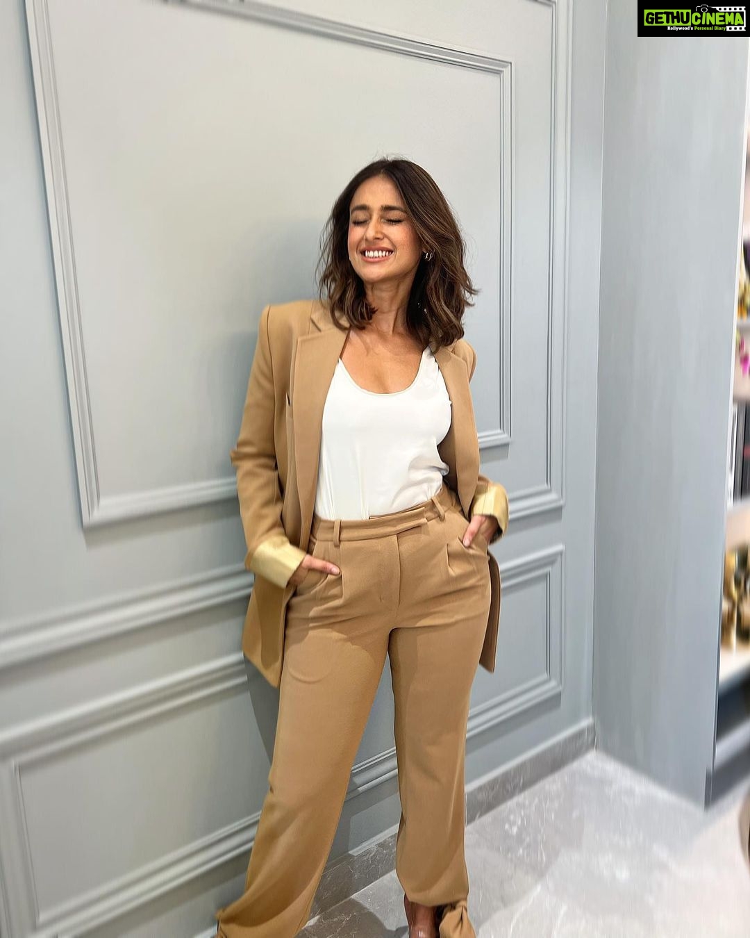 Ileana D'Cruz Instagram - That feeling when you fit into your old pants again 😁😁😄