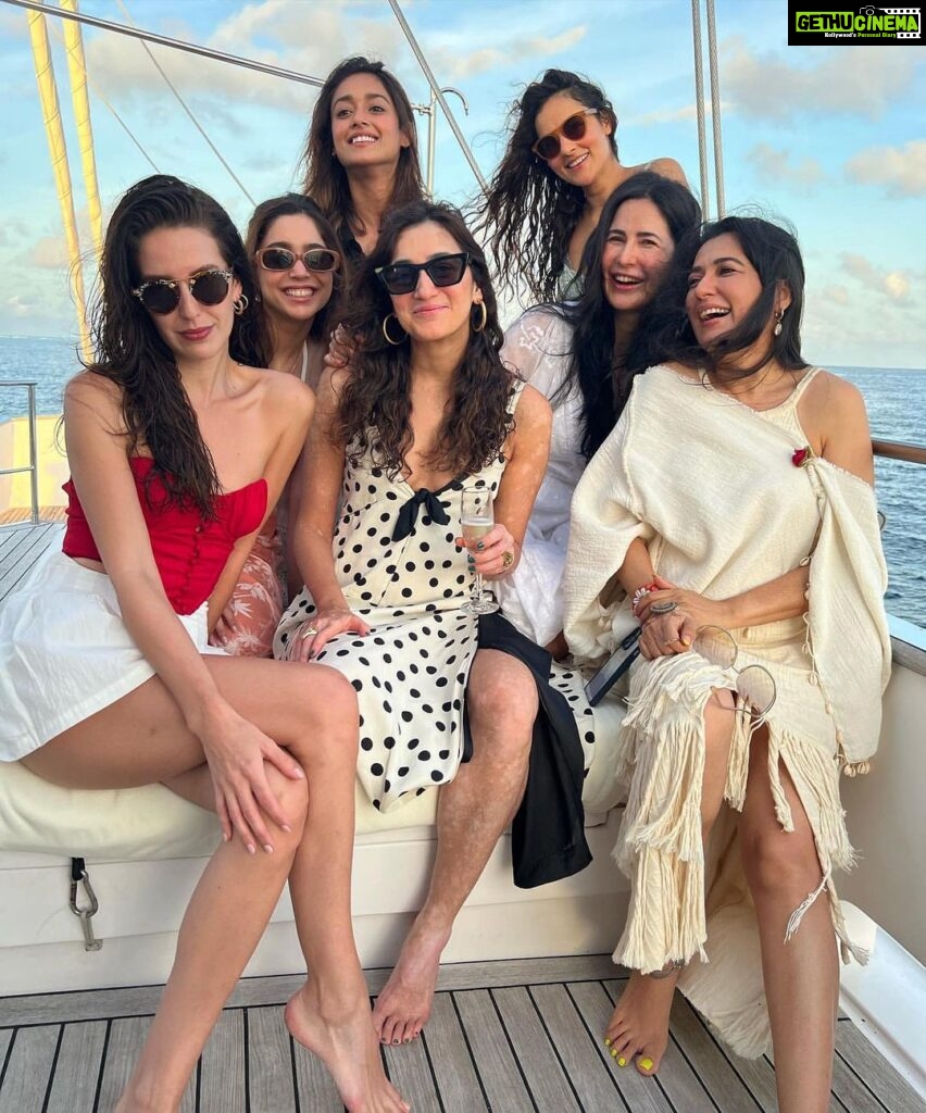 Ileana D'Cruz Instagram - When you wanna catch a glimpse of the sunset and pose with the girls at the same time 💁🏻‍♀️