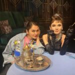 Isha Koppikar Instagram - Enjoying breakfast at Tiffany’s with the OG! 🫖 What are your Sunday plans? #breakfastattiffanys #audreyhepburn #actors #inspiration #breakfast #sundaymood #mood #sundayfunday #madamtussauds Madame Tussauds London