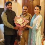 Isha Koppikar Instagram – Yesterday @hajiarfatshaikh ji (president of the transport association) and I met the newly appointed Commissioner of @mumbaipolice Shri. Vivek Phansalkar ji. We discussed many ideas which we aim to implement soon.

#hajiarfatshaikh #ishakoppikarnarang #mumbaipolice #indian #jaihind