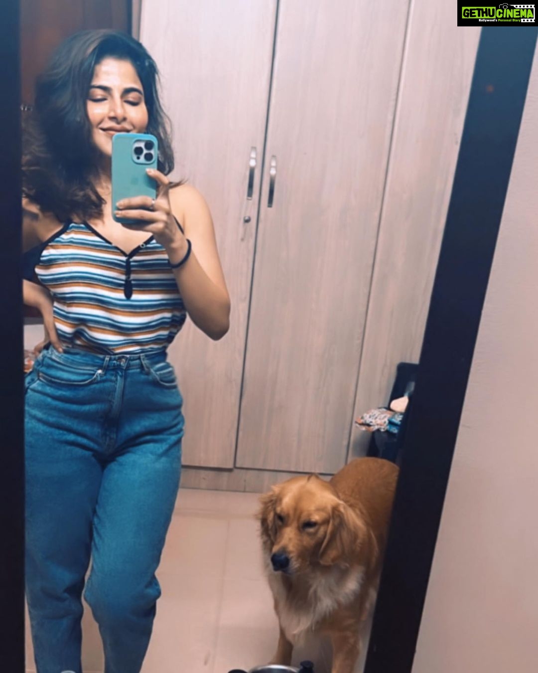 Iswarya Menon Instagram - When my girl @coffeemenon decides to photobomb 😅💋