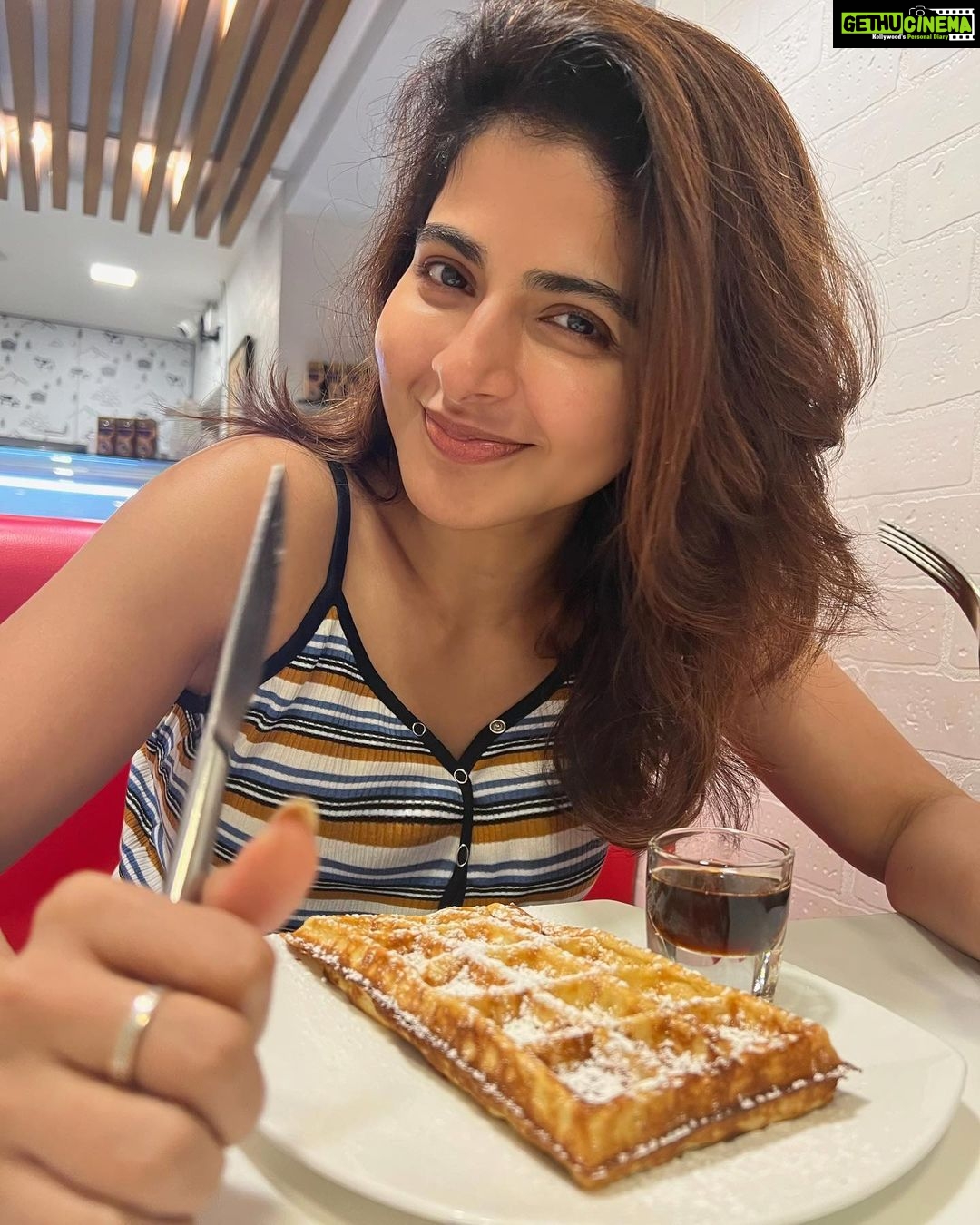 Iswarya Menon Instagram - Sundays are for waffles 🧇 & black coffee ☕️ . #simplepleasures #sweettooth #foodismylovelanguage 💕