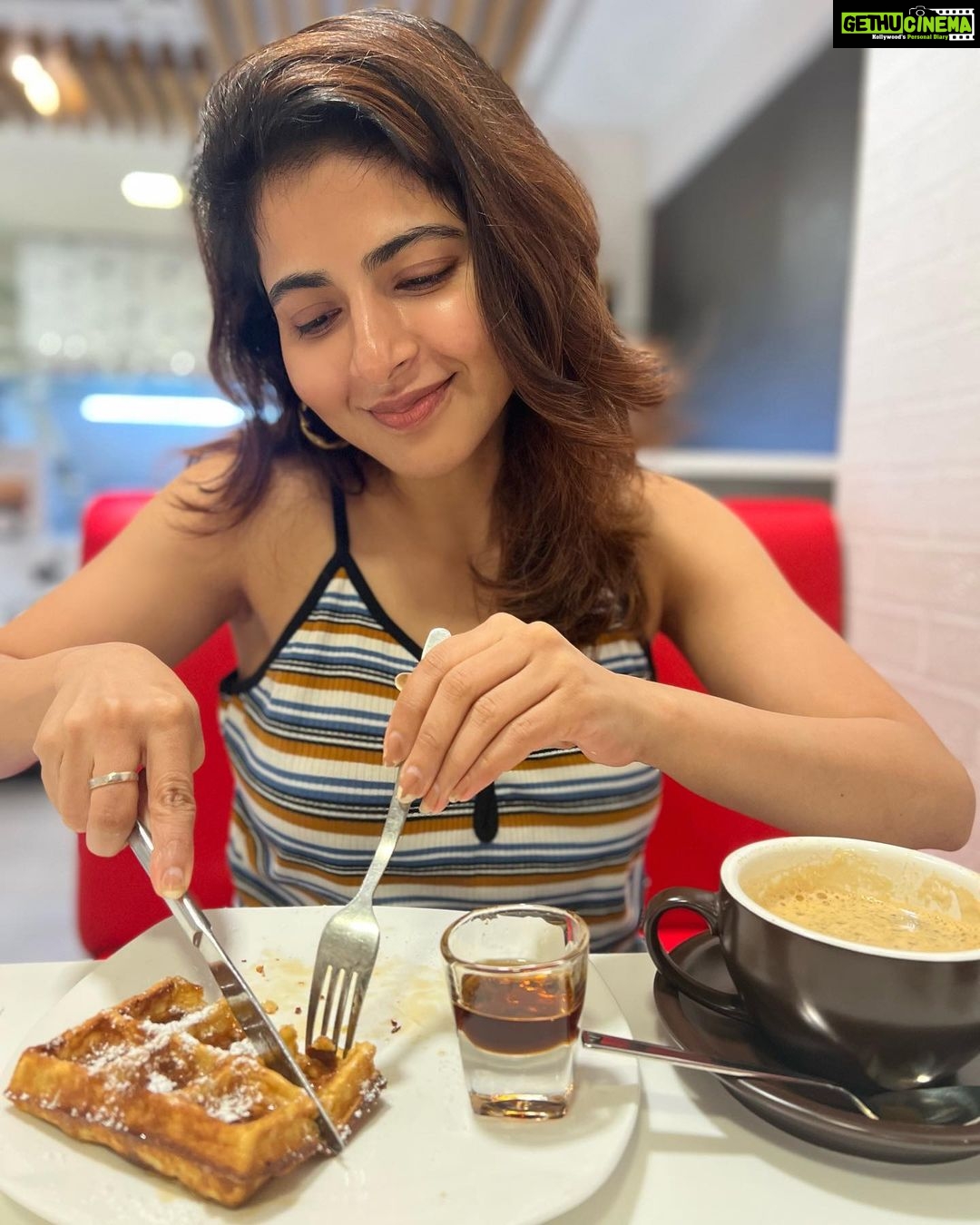 Iswarya Menon Instagram - Sundays are for waffles 🧇 & black coffee ☕️ . #simplepleasures #sweettooth #foodismylovelanguage 💕