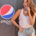 Jacqueline Fernandez Instagram - Tastes like summer 🌞 Max Taste, Zero Sugar 🖤 @pepsiindia #pepsiblack #ad