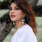 Jacqueline Fernandez Instagram - 🤍✨Happiness is wearing #CJS jewellery ✨🤍 @colombojewellerystores.cjs #ad