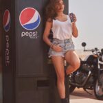 Jacqueline Fernandez Instagram - Tastes like summer 🌞 Max Taste, Zero Sugar 🖤 @pepsiindia #pepsiblack #ad