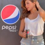 Jacqueline Fernandez Instagram - Tastes like summer 🌞 Max Taste, Zero Sugar 🖤 @pepsiindia #pepsiblack #ad