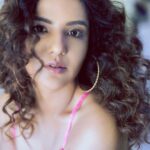 Jasmin Bhasin Instagram - My hairstyle is called, “I tried.” 🤣🤣🤣 Photographer: @appurvashah Photographer Asst: @radhika_98 @masanithorat Makeup: @richie_muah Stylist: @prameetdivya Costume assistant: @yash__shah1612 Hair: @_misheeta