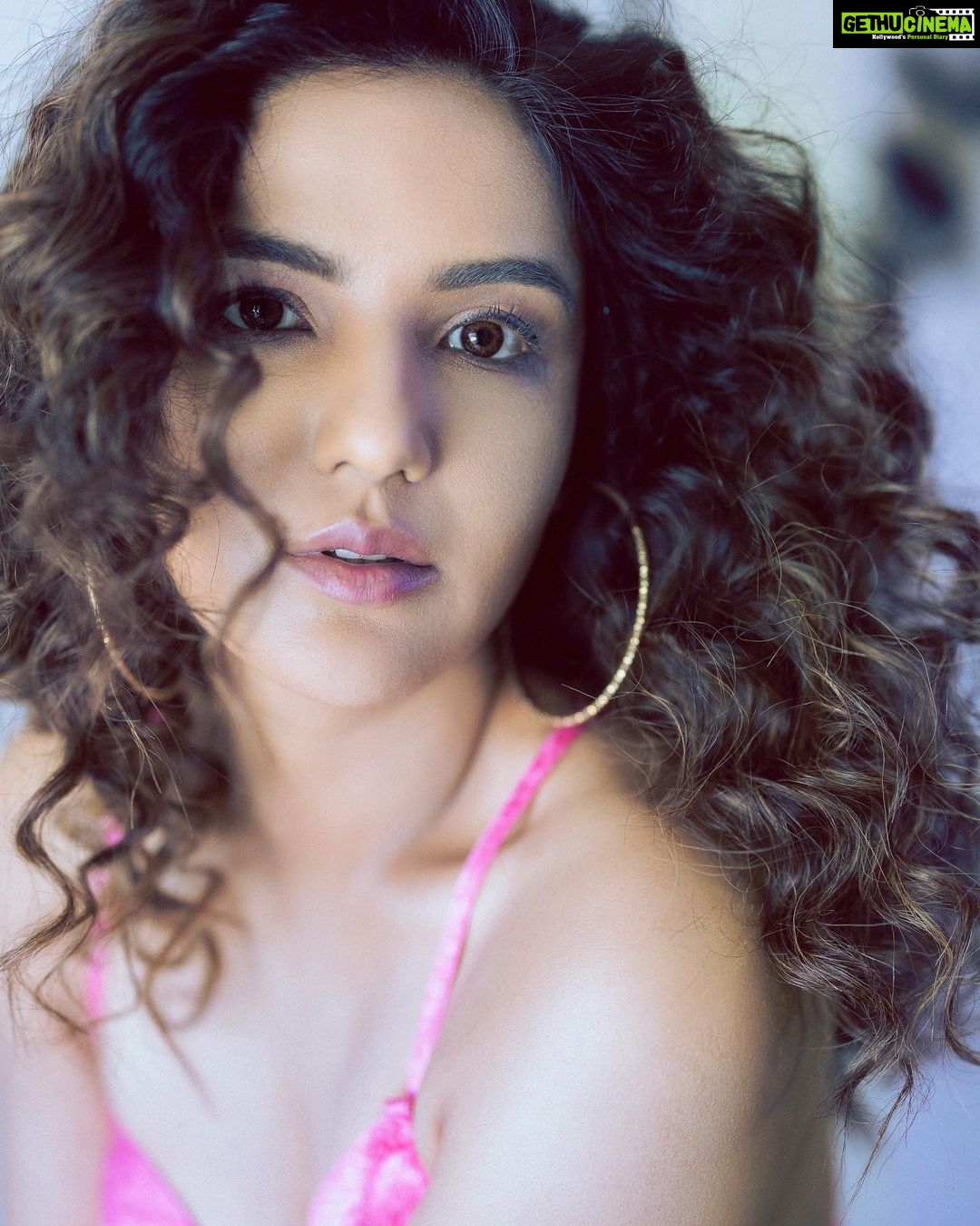 Jasmin Bhasin Instagram - My hairstyle is called, “I tried.” 🤣🤣🤣 Photographer: @appurvashah Photographer Asst: @radhika_98 @masanithorat Makeup: @richie_muah Stylist: @prameetdivya Costume assistant: @yash__shah1612 Hair: @_misheeta