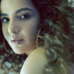 Jasmin Bhasin Instagram - My hairstyle is called, “I tried.” 🤣🤣🤣 Photographer: @appurvashah Photographer Asst: @radhika_98 @masanithorat Makeup: @richie_muah Stylist: @prameetdivya Costume assistant: @yash__shah1612 Hair: @_misheeta