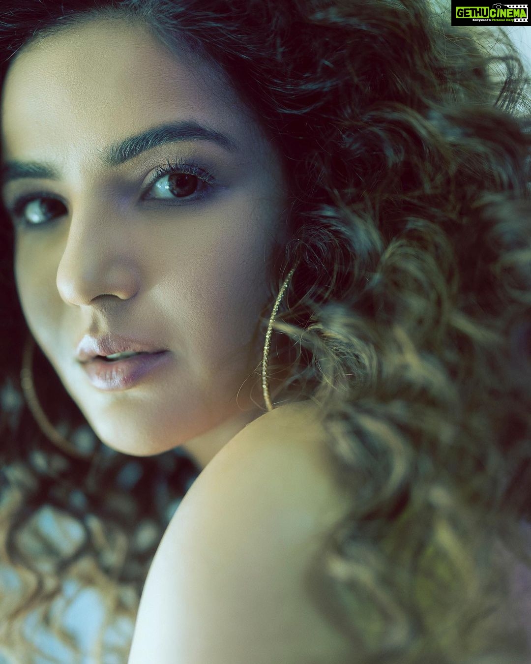Jasmin Bhasin Instagram - My hairstyle is called, “I tried.” 🤣🤣🤣 Photographer: @appurvashah Photographer Asst: @radhika_98 @masanithorat Makeup: @richie_muah Stylist: @prameetdivya Costume assistant: @yash__shah1612 Hair: @_misheeta