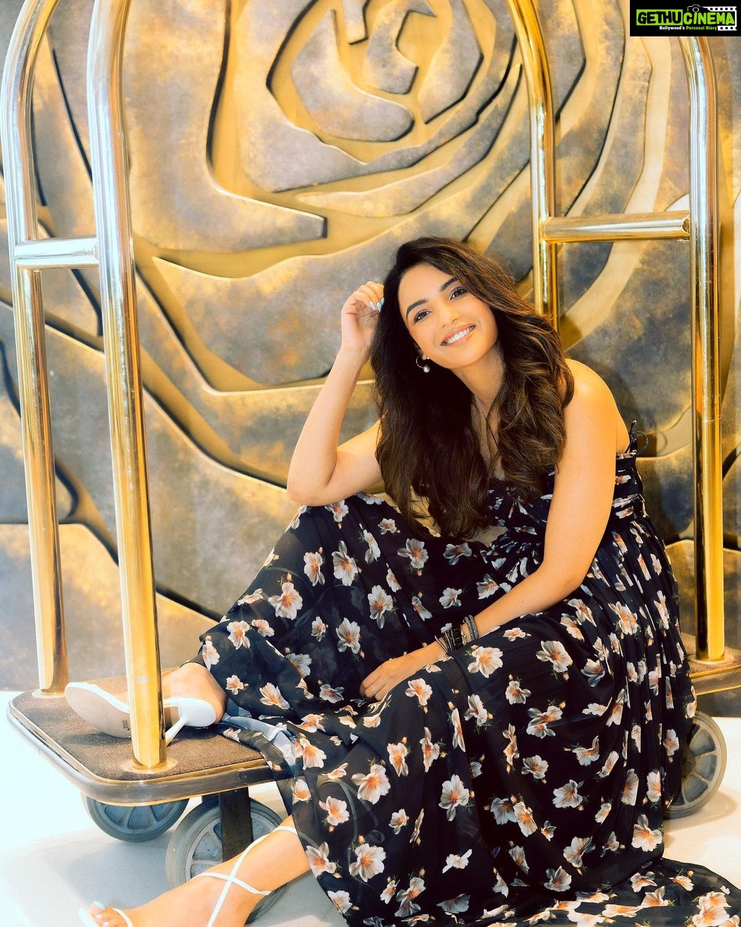 Jasmin Bhasin Instagram - I can pose anywhere anytime ππ Photographer: @appurvashah Photographer Asst: @radhika_98 @masanithorat Makeup: @richie_muah Stylist: @prameetdivya Costume assistant: @yash__shah1612 Hair: @_misheeta Dress @dziinebydeepa