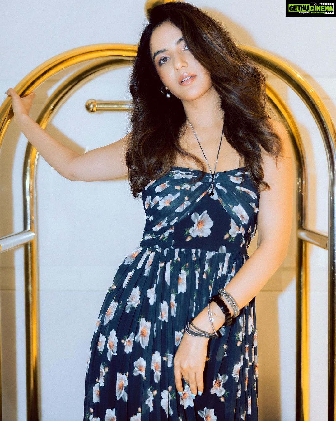 Jasmin Bhasin Instagram - I can pose anywhere anytime ππ Photographer: @appurvashah Photographer Asst: @radhika_98 @masanithorat Makeup: @richie_muah Stylist: @prameetdivya Costume assistant: @yash__shah1612 Hair: @_misheeta Dress @dziinebydeepa