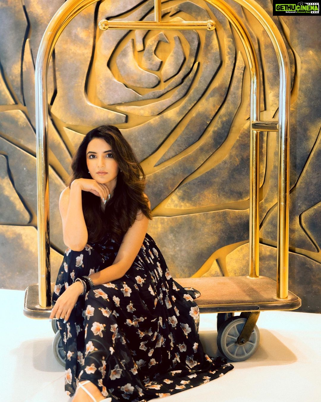 Jasmin Bhasin Instagram - I can pose anywhere anytime ππ Photographer: @appurvashah Photographer Asst: @radhika_98 @masanithorat Makeup: @richie_muah Stylist: @prameetdivya Costume assistant: @yash__shah1612 Hair: @_misheeta Dress @dziinebydeepa