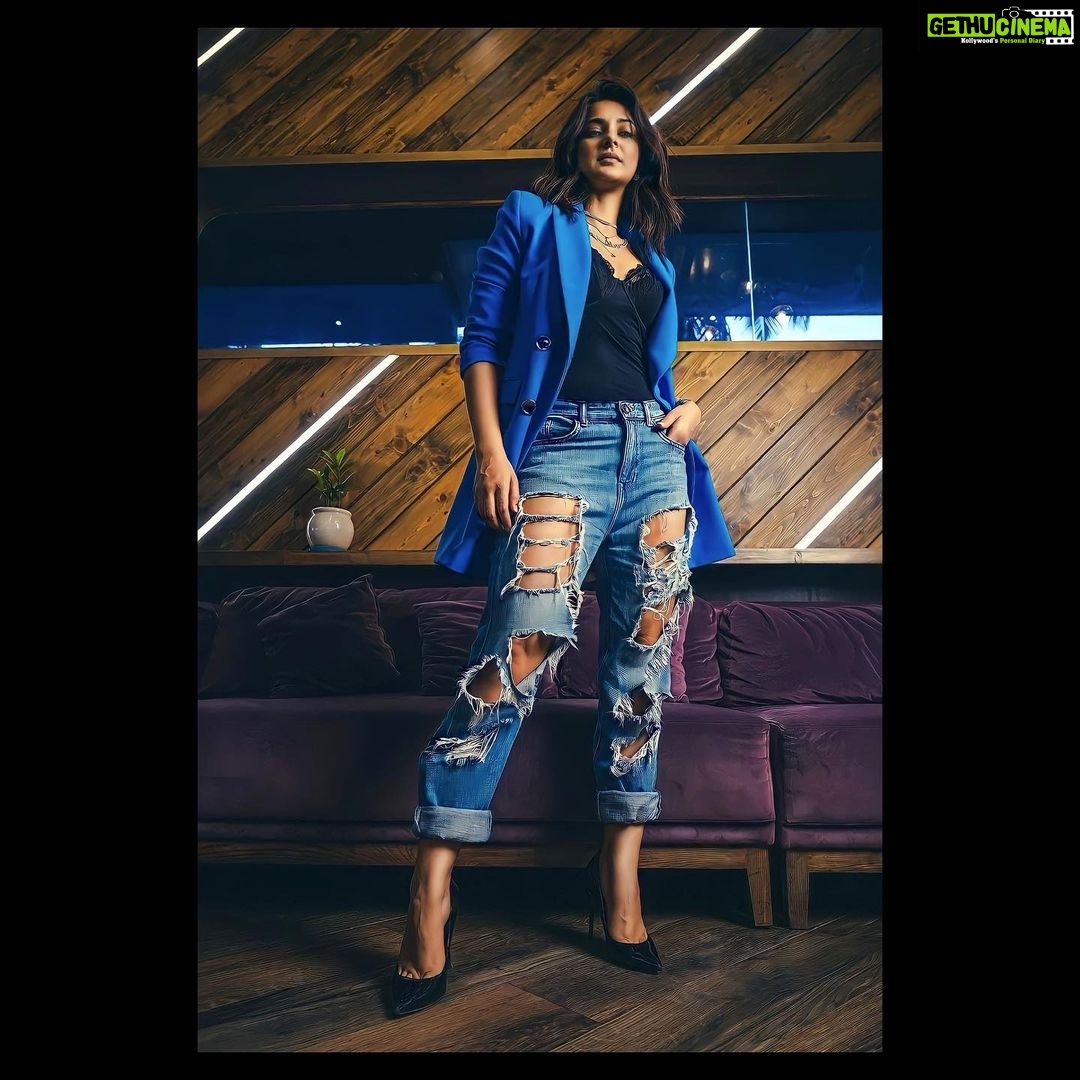 Jennifer Winget Instagram - Out loud and how!!! Catch my Close, Cosy (๐ ๐ฐ๐ถ ๐ค๐ข๐ฏ ๐ต๐ฆ๐ญ๐ญ ๐ฃ๐บ ๐ต๐ฉ๐ฆ ๐ธ๐ข๐บ ๐โ๐ฎ ๐ฑ๐ณ๐ฐ๐ฑ๐ฑ๐ฆ๐ฅ ๐ฐ๐ฏ ๐ต๐ฉ๐ฆ ๐ค๐ฐ๐ถ๐ค๐ฉ) and Candid conversation with @nayandeeprakshit as I spill the beans for #HerStory Season 3 on @bollywoodbubble Let the noises in my head be heard as the voice in your hearts! (๐๐ ๐๐ ๐)๐ Styling: @simmerouquai Make Up: @sonamvaghani.mua Hair: @hairbysharda