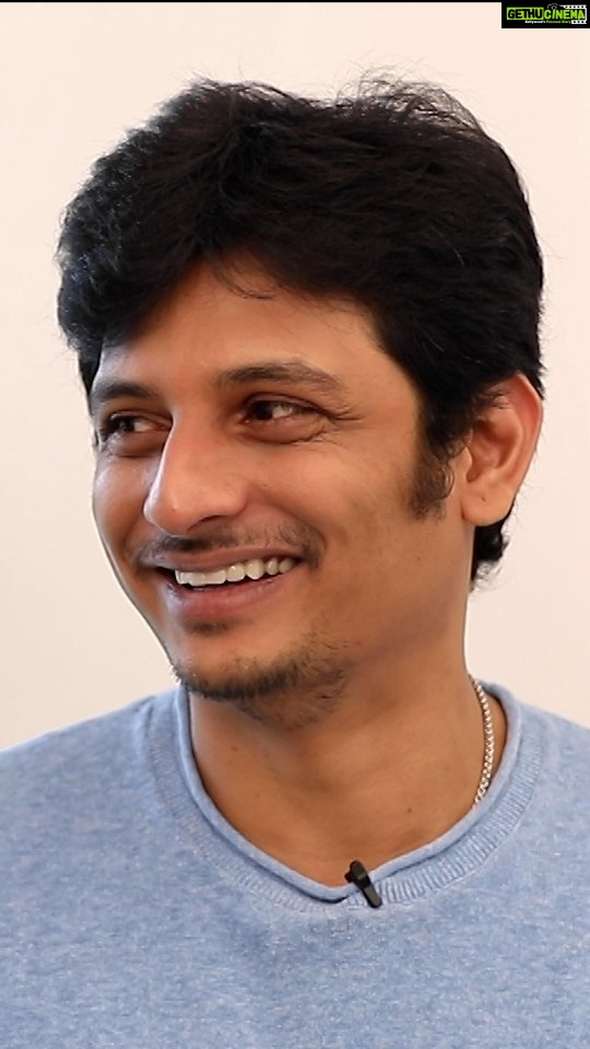Jiiva Instagram - 50 Take eduthen, En appa ippadi kalaichitaru😂 Watch full video : https://bit.ly/ActorJiiva #SunMusic #HitSongs #Kollywood #Tamil #Songs #Music #NonStopHits #SunMusicShots #SMShot #Jiiva #VaralaruMukkiyam @actorjiiva