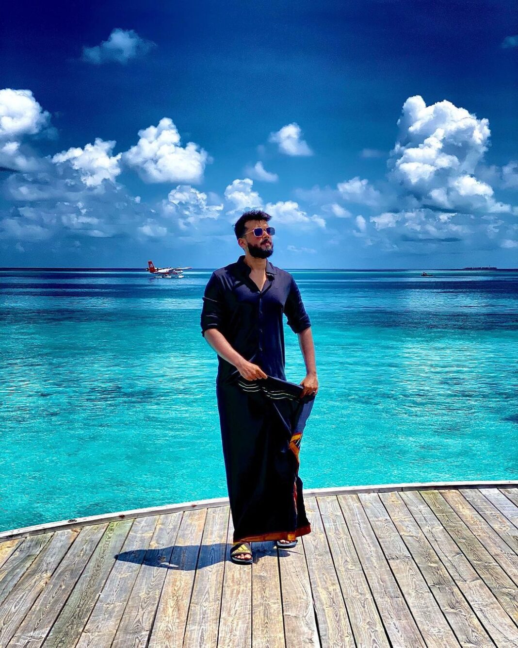 Kalidas Jayaram Instagram - If your character doesnt have a darker shade ,atleast try to wear it for sometime . . . . @sunsiyamiruveli @pickyourtrail 📸 @akhileshkrishna Sun Siyam Iru Veli