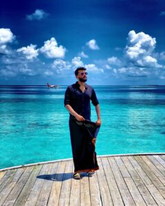 Kalidas Jayaram Instagram - If your character doesnt have a darker shade ,atleast try to wear it for sometime . . . . @sunsiyamiruveli @pickyourtrail 📸 @akhileshkrishna Sun Siyam Iru Veli