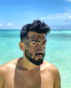 Kalidas Jayaram Instagram - Why should girls have all the fun? Come On, Self-care is for everyone😎 

Masking day with my favourite @vilvah_ charcoal facemask Detox and chill🍻

#facemaskforboys #noshootday #selfcare
