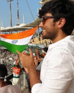 Kalidas Jayaram Instagram - It's a always a special feeling to witness a test match at #chepauk
Although I still miss our #masterblaster on field :(
#indvseng #2021