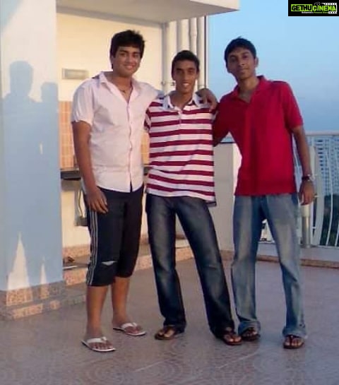 Kalidas Jayaram Instagram - Friends don't let friends do silly things alone....from the vault #2009 onwards Also shoutout to @pillechan07 for a great birthday bro.... waiting for things to come back to normal ✌️🔥