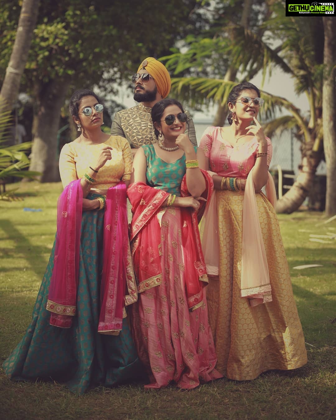 Kalidas Jayaram Instagram - Happy sardar 💖 @akhila_mohan @chippydevassy @sithara__vijayan #thegreatindianweddingcomedy #happysardar