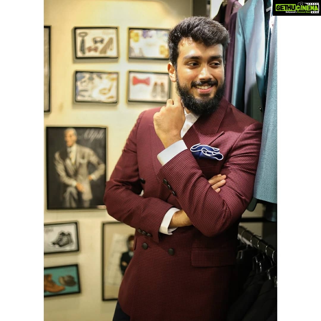 Kalidas Jayaram Instagram - EID MUBARAK 💞 🙏 to all my friends ..may this day be filled with love , prayers and happiness Special shout out for all the amazing people at @gatsby.aliph & @heebasait for gifting me this super cool double breasted suit on this special day 😁✌️