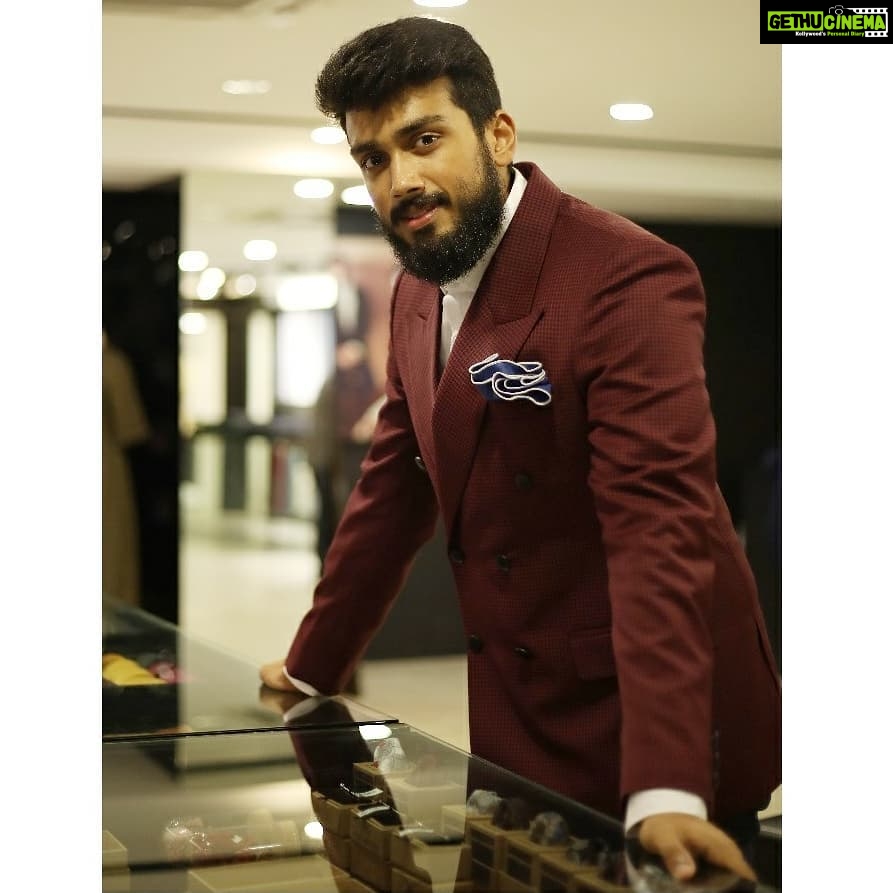 Kalidas Jayaram Instagram - EID MUBARAK 💞 🙏 to all my friends ..may this day be filled with love , prayers and happiness Special shout out for all the amazing people at @gatsby.aliph & @heebasait for gifting me this super cool double breasted suit on this special day 😁✌️