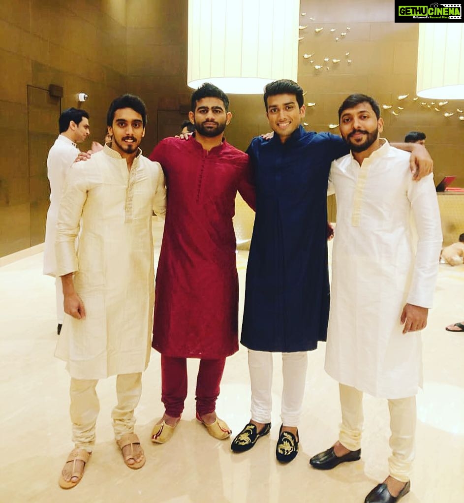 Kalidas Jayaram Instagram - Stay happy and stay blessed #happymarriedlife Mutheeeee😘😘😘 @rahbaz_abk #smallschoolreunion