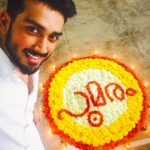 Kalidas Jayaram Instagram - Happy onam!...celebrating onam with the crew of poomaram this year....this was a very special movie for me,hope you guys will like it as well...