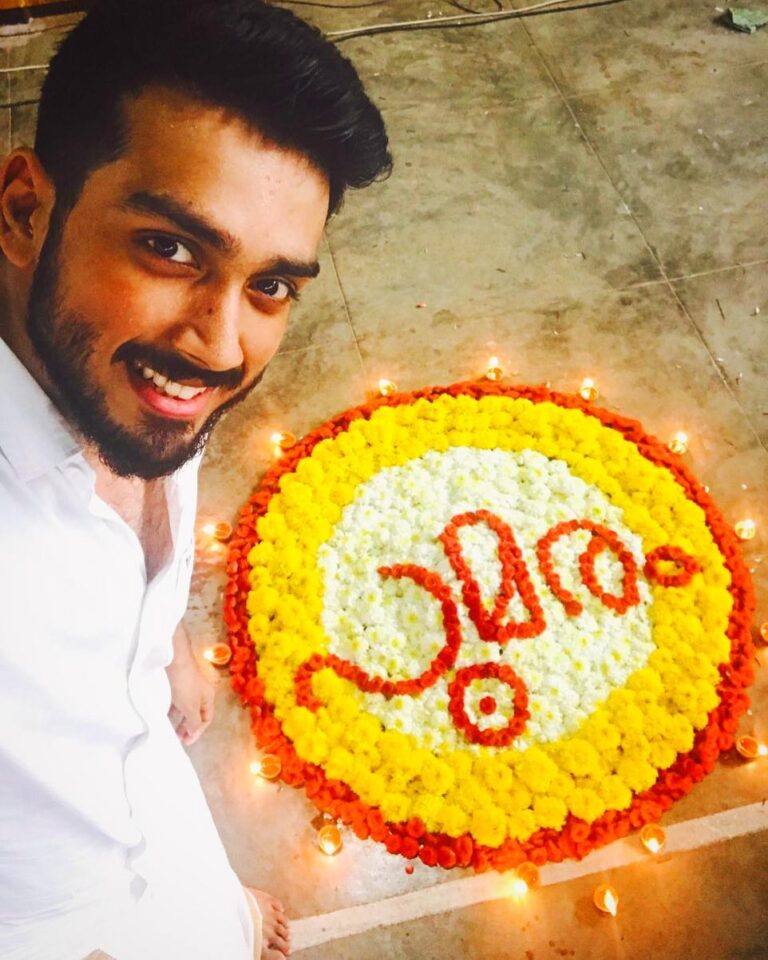 Kalidas Jayaram Instagram - Happy onam!...celebrating onam with the crew of poomaram this year....this was a very special movie for me,hope you guys will like it as well...