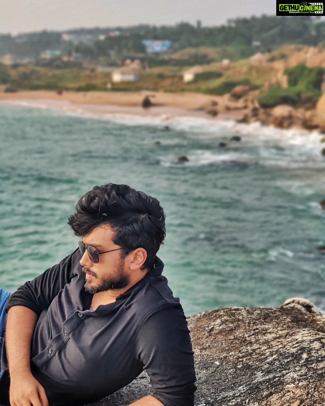 Kalidas Jayaram Instagram - Santa Clause exists, and he has to work during the holidays. How pathetic Merry Christmas people 😂❤️!