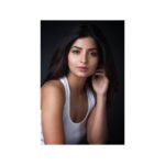 Kashmira Pardesi Instagram - L u c e n t ✨ 3/5 PC @nataliaarantseva Make up @pooja.d_makeupartist #nataliaarantseva #portraitphotography #portrait #portrait_vision #kashmira #kashmirapardeshi #indianportraits #imgmodels #portraitpainting
