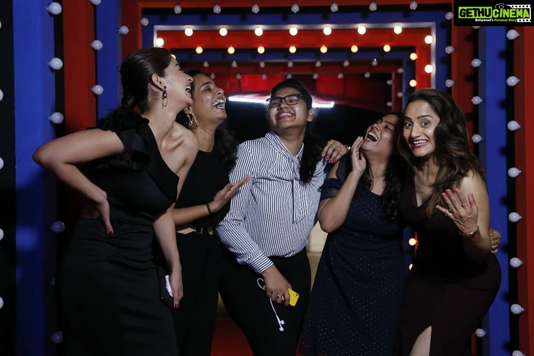 Kashmira Pardesi Instagram - Rampaat audio launch!! What an evening. Thank you #Rampaat dream team @zeestudiosmarathi @athaanshofficial @ravijadhavofficial @meghana_jadhav @abhinay3 and everyone here !! #17may #Rampaat #Musiclaunch