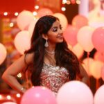 Kashmira Pardesi Instagram - We didn't realise we were making memories, we just knew we were having fun❤️ #Behindthescenes #AaichaanRa #Rampaat #17May @zeestudiosmarathi @athaanshofficial @ravijadhavofficial @meghana_jadhav @ankushpchaudhari @abhinay3 @vaasudop @mangeshcoolkarni @meashwin
