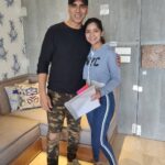 Kashmira Pardesi Instagram - THIS IS GOING TO BE FUN! Stay tuned for more! #togreatbeginnings #comingupsoon #soexciting #akshaykumar #mondaymornings #mondayvibes #hope #okayimdonenowbye Mumbai, Maharashtra