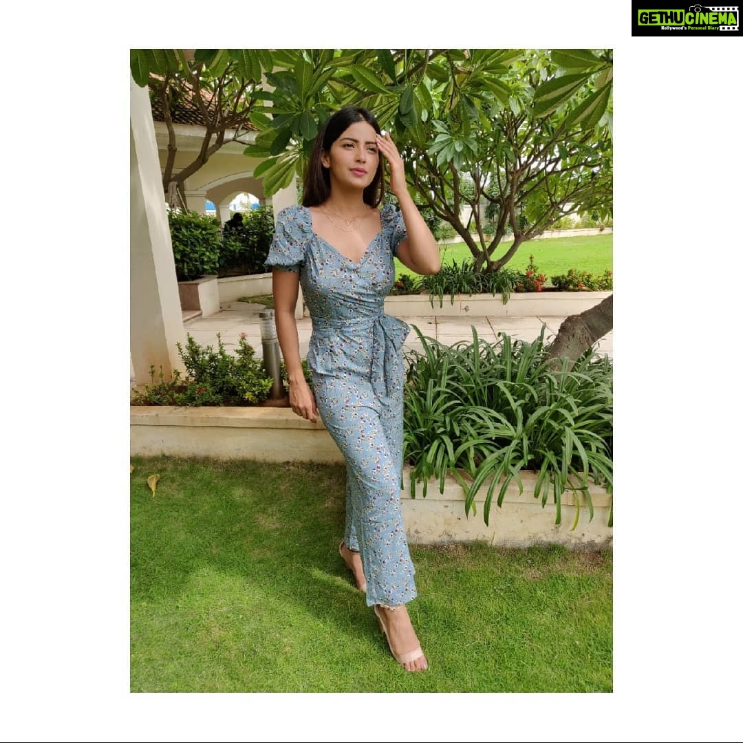 Kashmira Pardesi Instagram - No caption because it's #outfitgramtoday 🌈