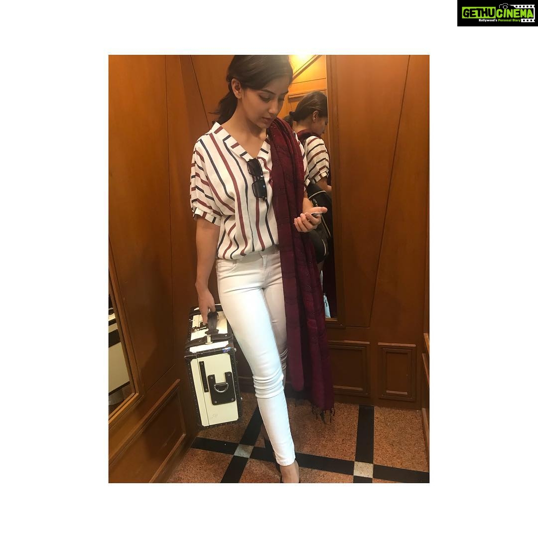 Kashmira Pardesi Instagram - W h i t e d o n e r i g h t. #vintagefashion #whiteonpoint #endofday #nightnight