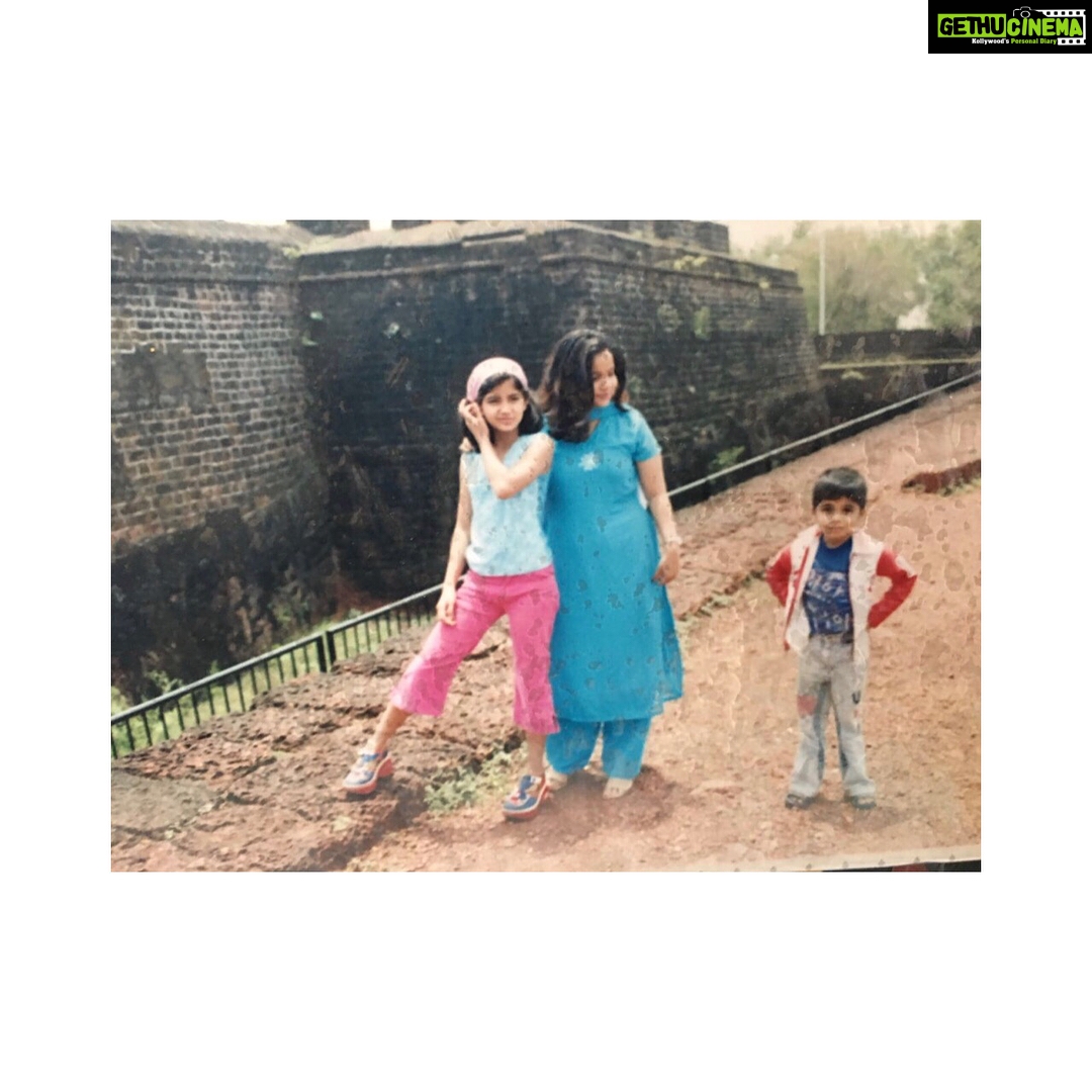 Kashmira Pardesi Instagram - @virendrapardeshi7 and I passively throwing shade at each other since 2000. #athusgotstyle #loveyoumonkey