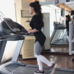 Kashmira Pardesi Instagram – Put some spotlight on the slide.
Whatever comes, comes through clear.🤸🏻♂️ #squatsaturday #haterunningonthetreadmill