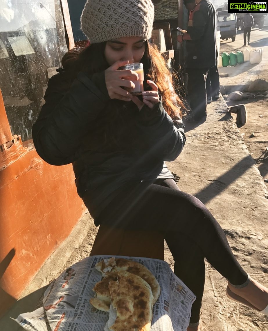 Kashmira Pardesi Instagram - My first morning in Leh with some Yak butter tea and Some freshly baked Brun bread! #Warmwelcome #localfoodie Leh Ladakh