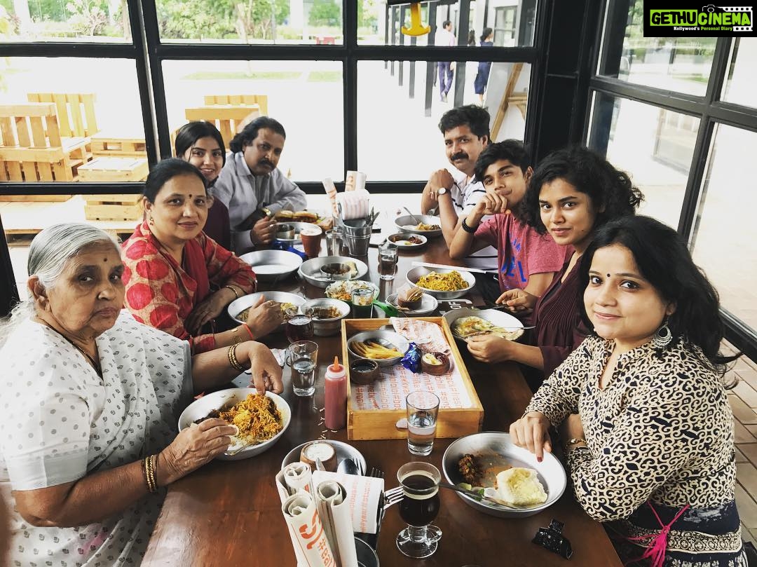 Kashmira Pardesi Instagram - A Perfect fam brunch setting❤ #fambamlovin Vikhroli Social