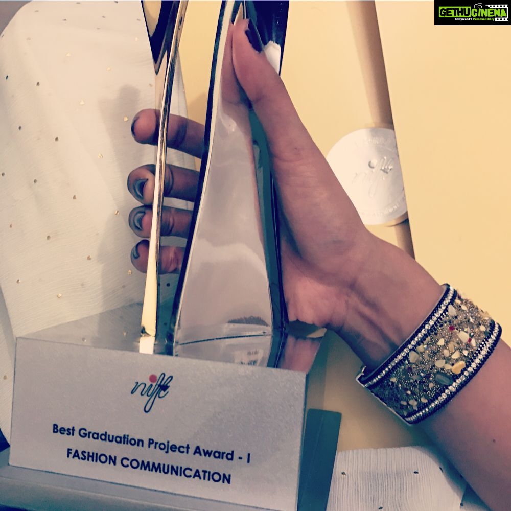 Kashmira Pardesi Instagram - Taking our final bow, it's our time to go. Hey, but at least we stole the show💫 #bestgraduationprojectaward #graduation2017🎓 #graduationnight National Institute Of Fashion Technology,NIFT