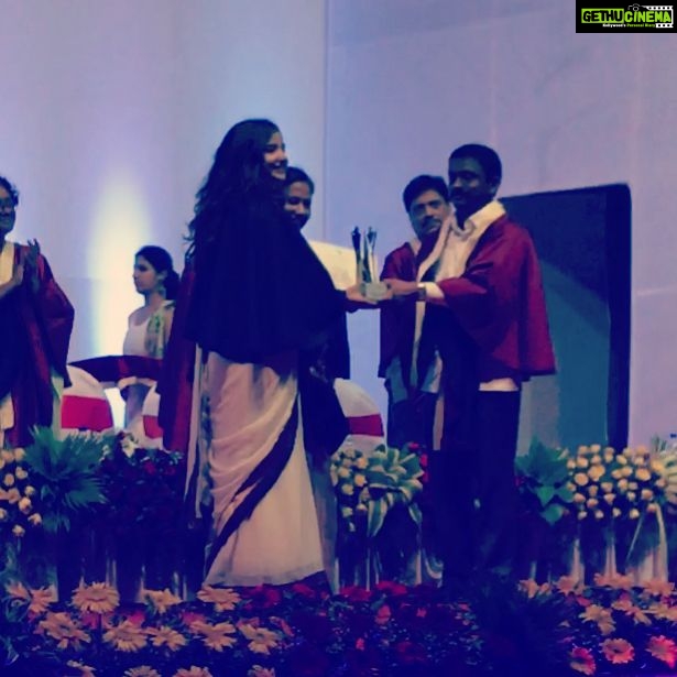 Kashmira Pardesi Instagram - Taking our final bow, it's our time to go. Hey, but at least we stole the show💫 #bestgraduationprojectaward #graduation2017🎓 #graduationnight National Institute Of Fashion Technology,NIFT